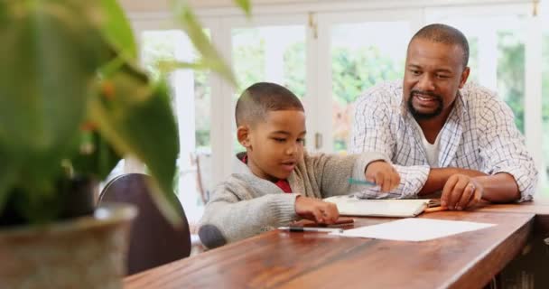 Vader Zijn Zoon Helpen Met Zijn Huiswerk Bij Huis — Stockvideo