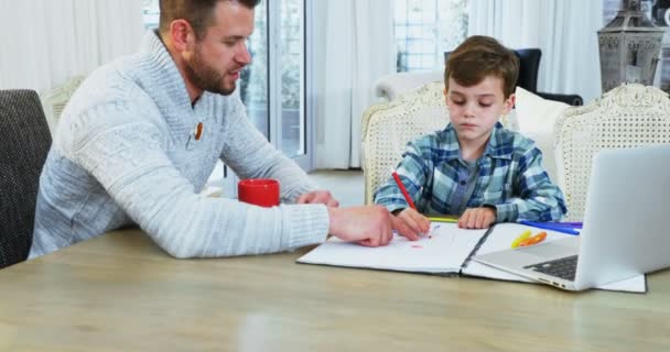 Père Aider Son Fils Avec Les Devoirs Maison — Video