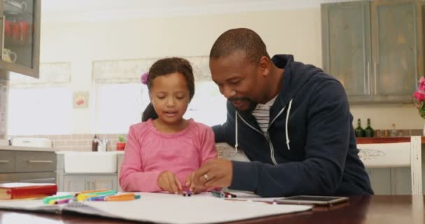 父亲和女儿在家里玩彩色蜡笔4K — 图库视频影像