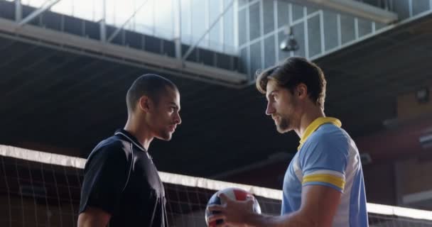 Jogadores Agressivos Voleibol Masculino Olhando Uns Aos Outros Através Rede — Vídeo de Stock