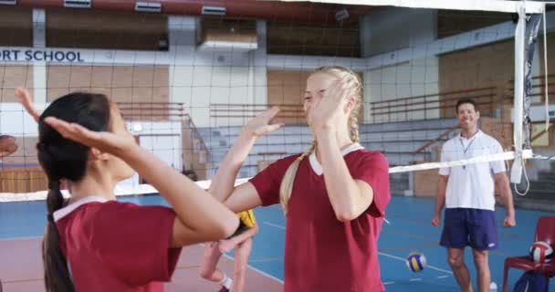 快乐女性球员拥抱在胜利4K — 图库视频影像