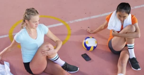 Тренер Мужчина Помогает Волейболистам Упражнениях Растяжку Корте — стоковое видео