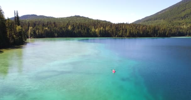 Veduta Aerea Donna Kayak Solo Lago — Video Stock