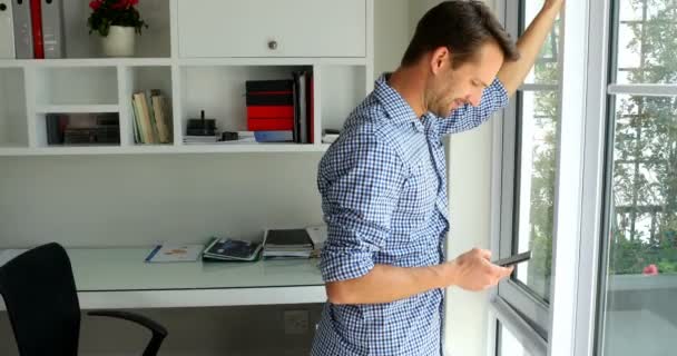 Vue Latérale Homme Utilisant Téléphone Mobile Maison — Video