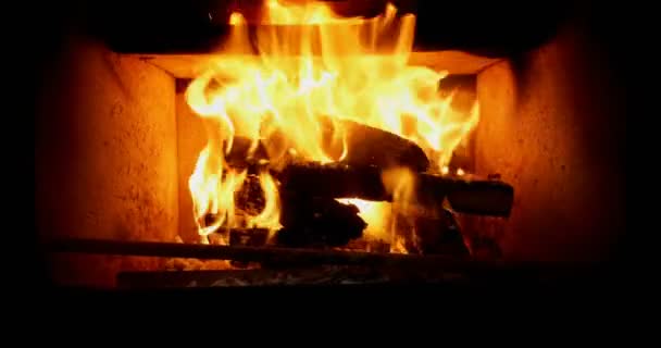 の家で暖炉のクローズ アップ — ストック動画
