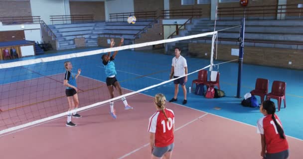 Kvinnlig Volleybollspelare Som Spelar Volleyboll Domstolen — Stockvideo