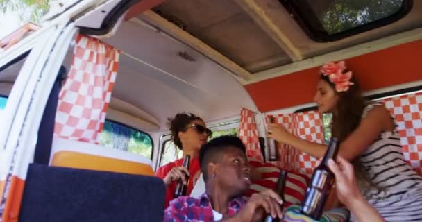 キャンピングカー Van4K でビール瓶を乾杯の友人のグループ — ストック動画