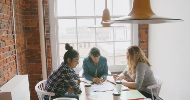 Geschäftsfrauen Diskutieren Miteinander Büro — Stockvideo