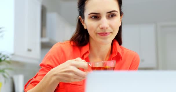 Γυναίκα Που Χρησιμοποιούν Φορητό Υπολογιστή Ενώ Έχοντας Τσάι Λεμόνι Ένα — Αρχείο Βίντεο