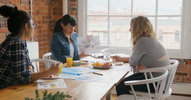 Geschäftsfrauen Diskutieren Beim Frühstück Büro Über Dokumente — Stockvideo