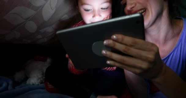 微笑的母亲和女儿使用数字平板电脑在家里4K — 图库视频影像