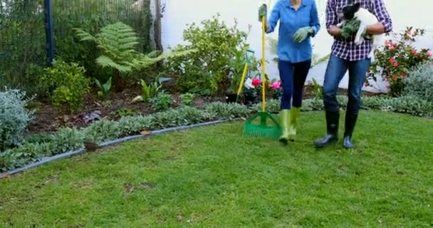 Pareja Con Perro Mascota Interactuando Entre Jardín — Vídeos de Stock