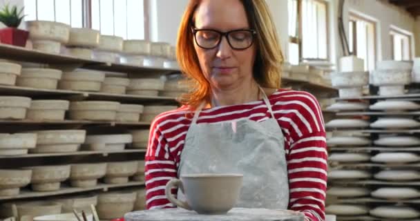 Olaria Fêmea Segurando Copo Oficina Cerâmica — Vídeo de Stock