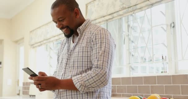 Homem Usando Telefone Celular Cozinha Casa — Vídeo de Stock