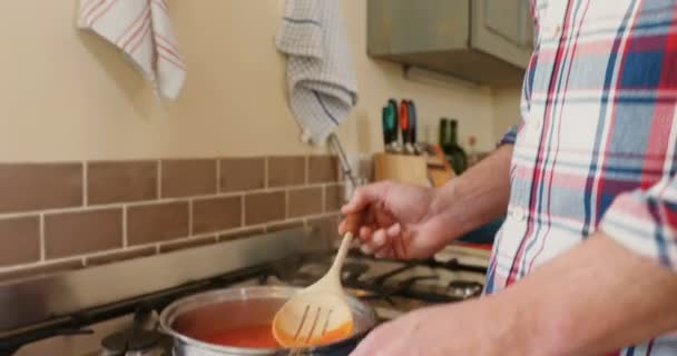 Volwassen Man Koken Van Voedsel Keuken Bij Huis — Stockvideo