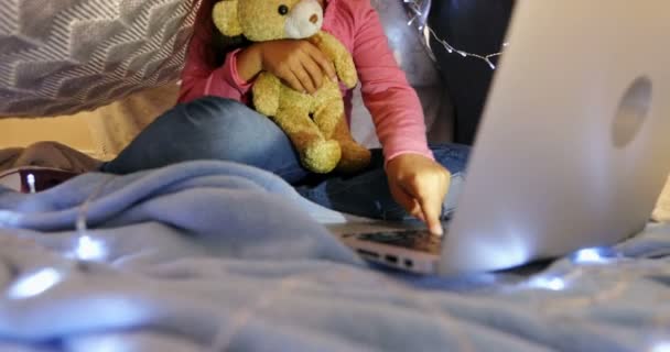Κορίτσι Χρησιμοποιούν Φορητό Υπολογιστή Ένα Κρεβάτι Στο Υπνοδωμάτιο Στο Σπίτι — Αρχείο Βίντεο