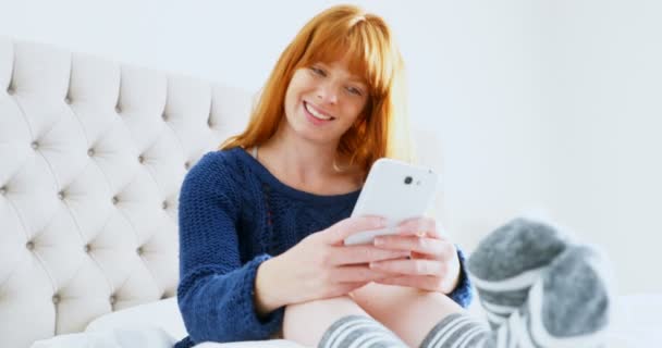 Hermosa Mujer Usando Teléfono Móvil Mientras Relaja Cama Dormitorio — Vídeo de stock