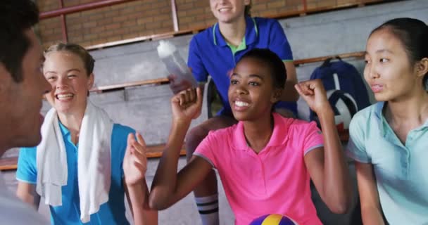 Treinador Voleibol Feliz Jogadoras Torcendo Quadra — Vídeo de Stock