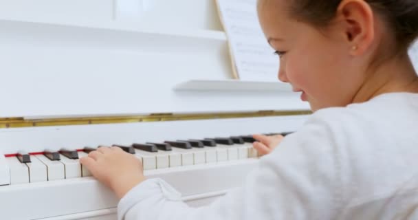 Adorável Menina Tocando Piano Casa — Vídeo de Stock