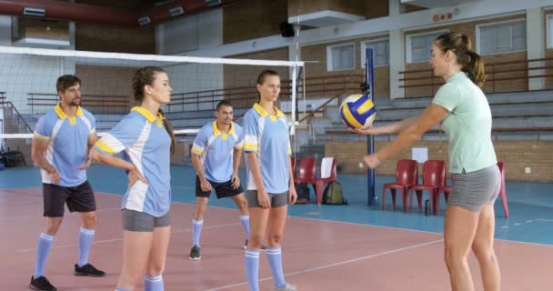 Entrenadora Dando Entrenamiento Jugadores Voleibol Cancha — Vídeo de stock