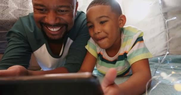 Padre Hijo Usando Tableta Digital Dormitorio Casa — Vídeos de Stock