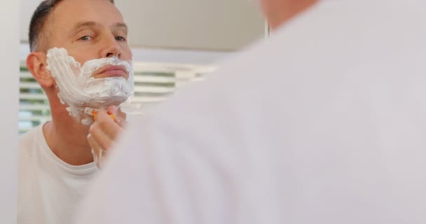 Reflejo Del Hombre Afeitándose Barba Con Navaja Afeitar Baño — Vídeo de stock