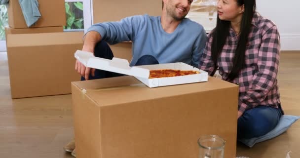 Lachende Paar Met Pizza Nieuwe Huis — Stockvideo