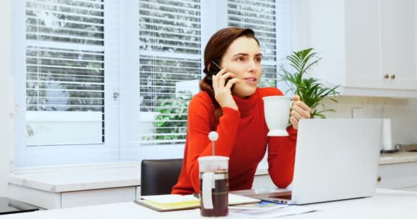 Mujer Hablando Por Teléfono Móvil Cocina Casa — Vídeos de Stock