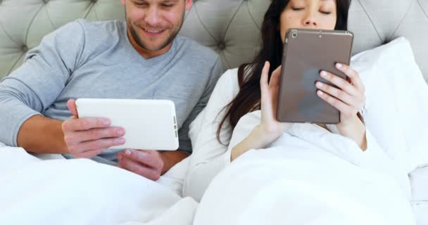 幸せなカップルの寝室 デジタル タブレットのビデオ通話を行う — ストック動画