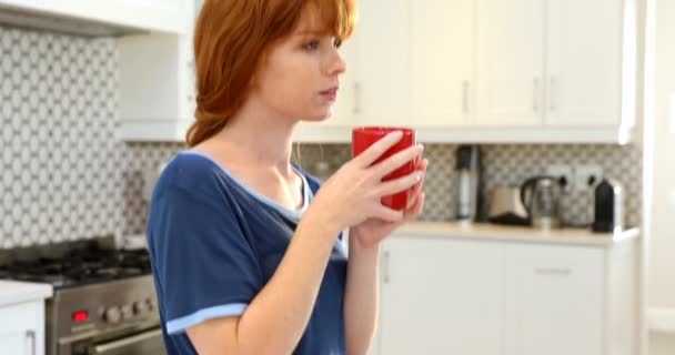 Schöne Frau Mit Kaffee Der Küche Hause — Stockvideo