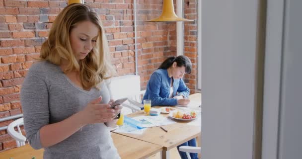 Geschäftsfrau Benutzt Handy Büro — Stockvideo