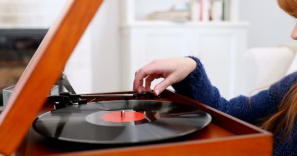 Mooie Vrouw Luisteren Muziek Draaitafel Woonkamer — Stockvideo