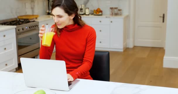 Mujer Usando Ordenador Portátil Cocina Casa — Vídeos de Stock