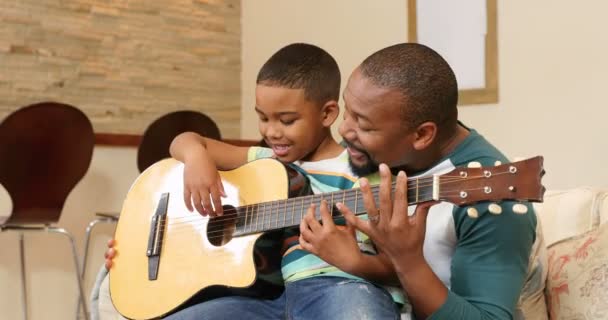 Vater Und Sohn Spielen Hause Wohnzimmer Gitarre — Stockvideo