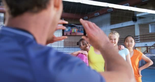 Treinador Masculino Tirando Foto Jogadora Feminina Com Telefone Celular Quadra — Vídeo de Stock