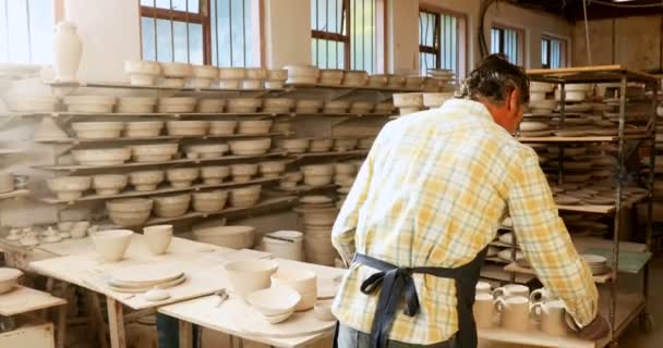 Ceramista Maschio Felice Che Tiene Tazze Ceramica Vassoio Laboratorio Ceramica — Video Stock