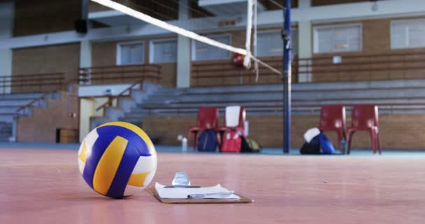 Volleyball Und Klemmbrett Auf Dem Platz — Stockvideo