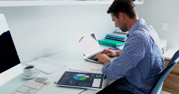 Homem Usando Laptop Mesa Casa — Vídeo de Stock