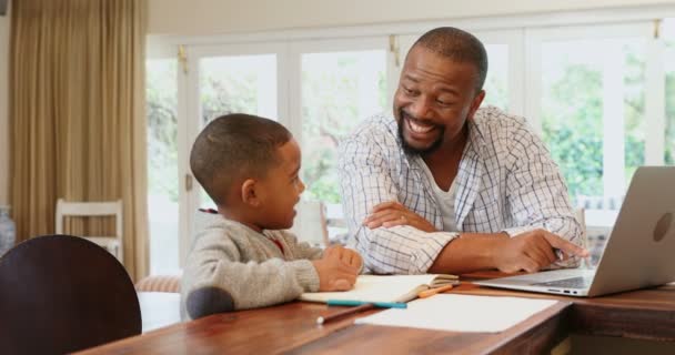 Padre Hijo Usando Ordenador Portátil Sala Estar Casa — Vídeos de Stock