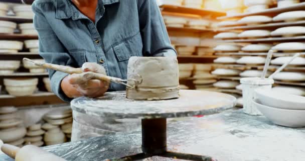 Vrouwelijke Potter Molding Een Klei Met Werk Gereedschap Pottenbakkerij — Stockvideo