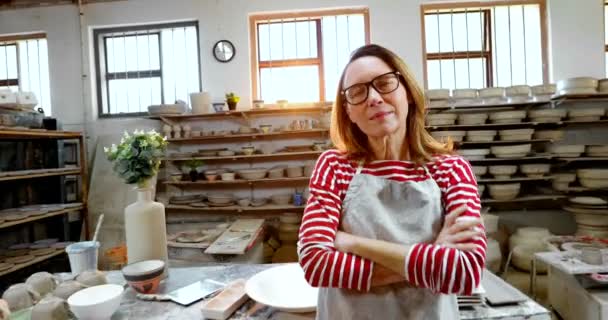 腕を陶器のワーク ショップ で組んで立っている女性 ポッターの肖像画 — ストック動画