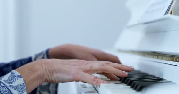 Primer Plano Mujer Tocando Piano Casa — Vídeos de Stock