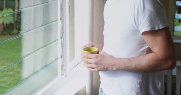 Volwassen Man Met Koffie Bij Huis — Stockvideo