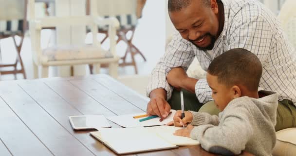 Vader Zijn Zoon Helpen Met Zijn Huiswerk Bij Huis — Stockvideo