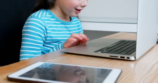 Menina Feliz Usando Laptop Casa — Vídeo de Stock