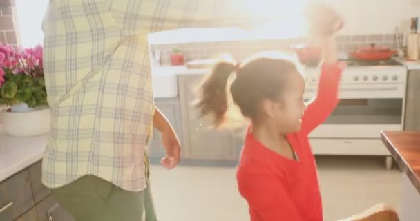 Padre Hija Bailando Cocina Casa — Vídeo de stock