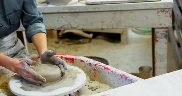 Mitten Delen Kvinnliga Potter Molding Clay Keramikverkstad — Stockvideo
