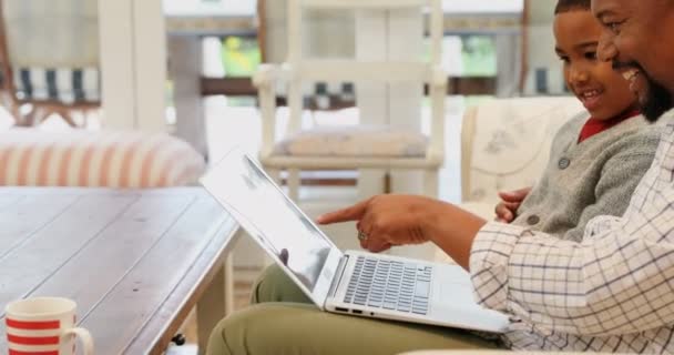 Pai Filho Usando Laptop Sala Estar Casa — Vídeo de Stock