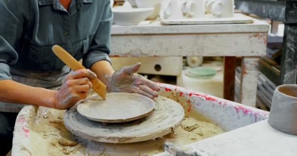 Mittelteil Der Weiblichen Töpferformplatte Mit Handwerkzeug Töpferei Werkstatt — Stockvideo