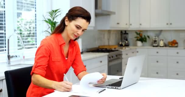 Mulher Usando Laptop Cozinha Casa — Vídeo de Stock